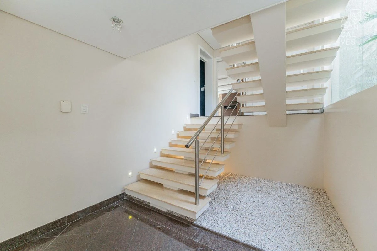 4-bedroom house with floor-to-ceiling windows in Curitiba — photo 44