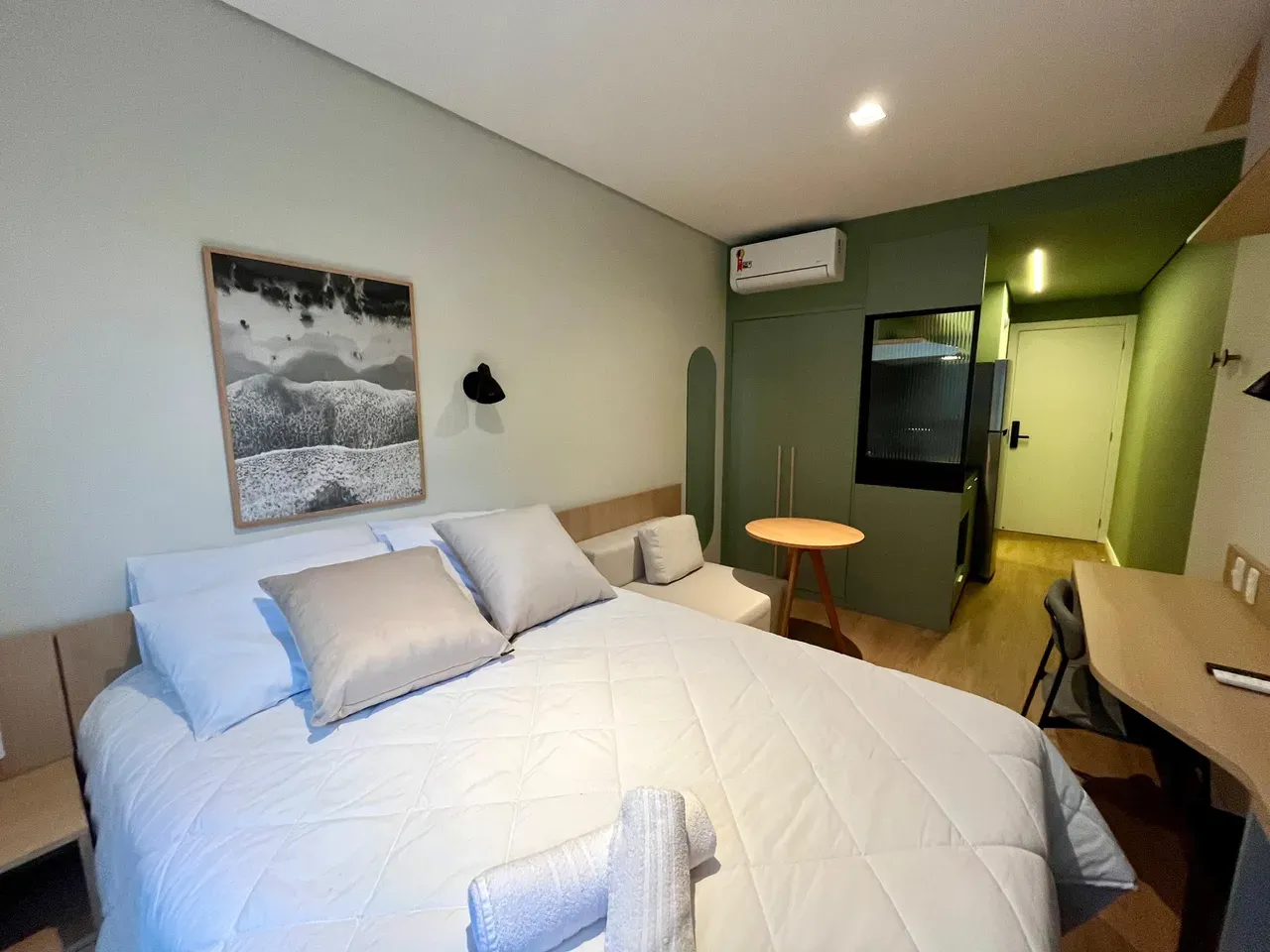 One-bedroom apartment in a building with a coworking space