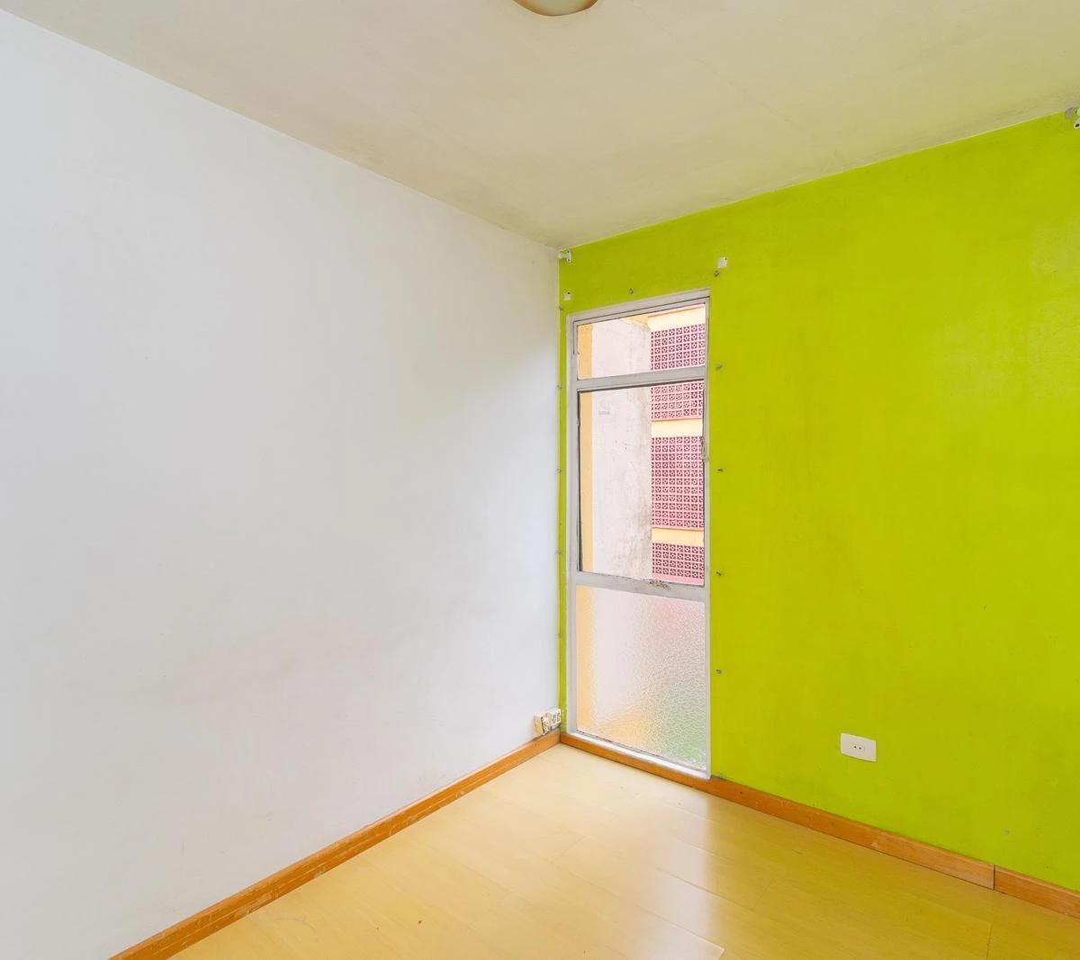 2-bedroom apartment with wood or laminate floors in Curitiba — photo 15