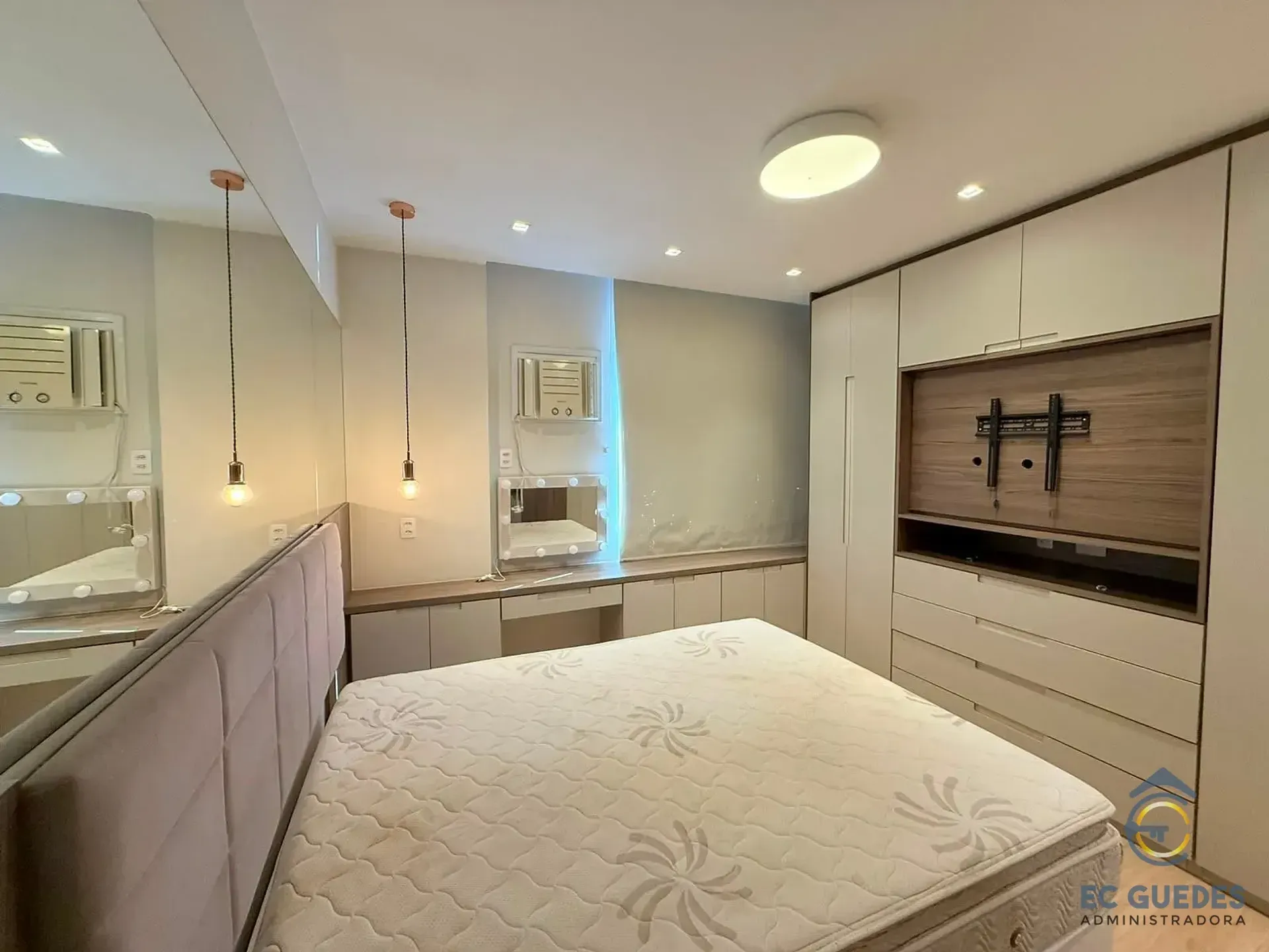 Furnished 3-bedroom apartment with glassed balcony — photo 28