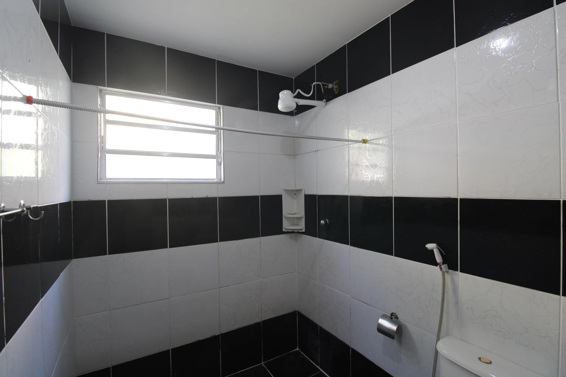 Unfurnished house with 3 bedrooms, 2 bathrooms and garden — photo 9