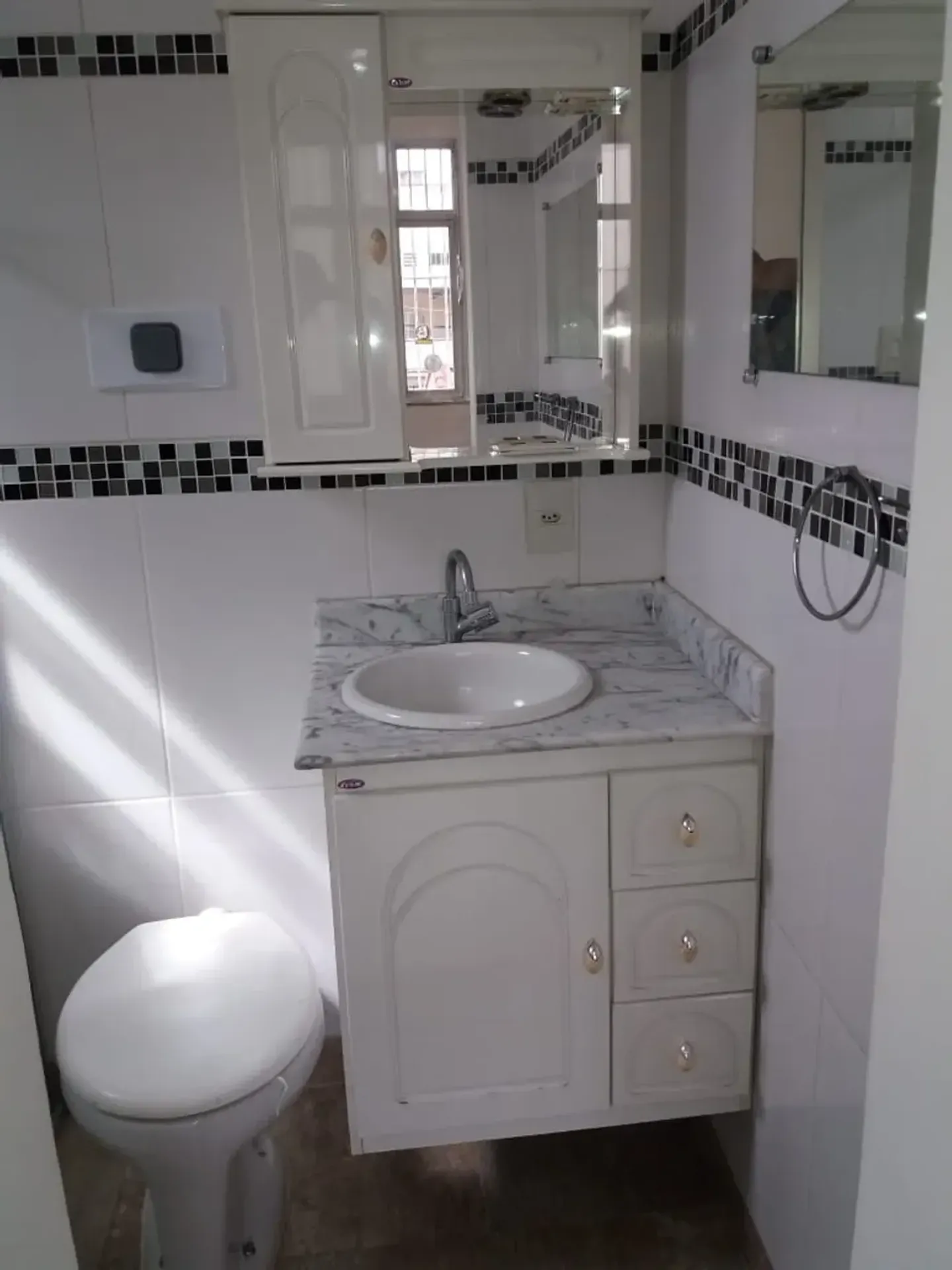 Bathtub in a 5-bedroom house, 240 m² — photo 26