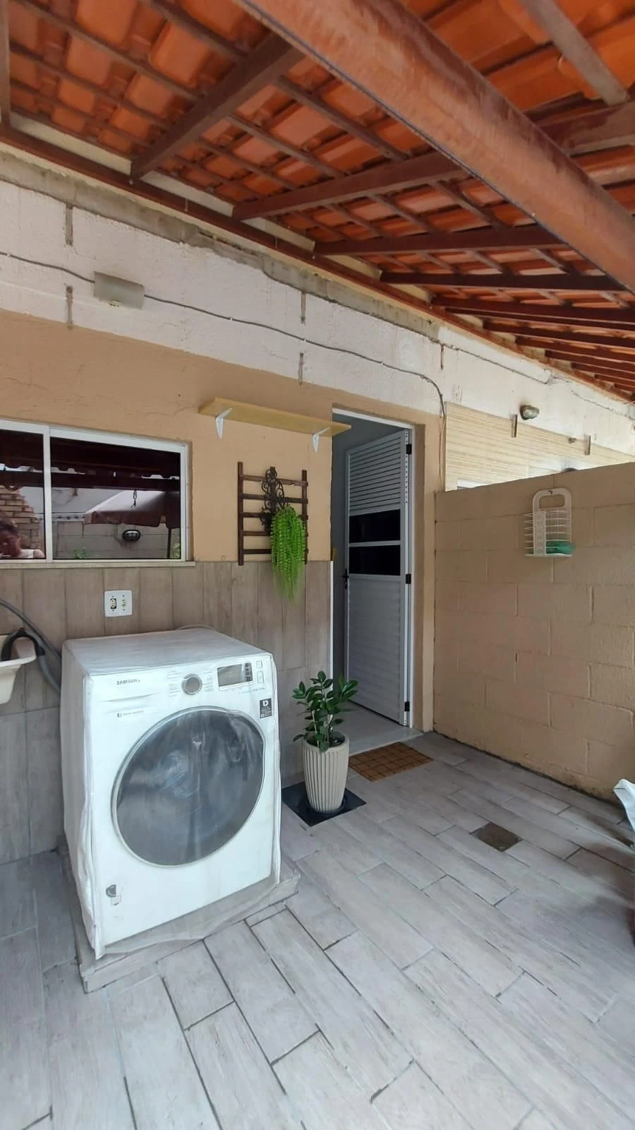 Balcony with a grill in a 2-bedroom house, 52 m² — photo 8