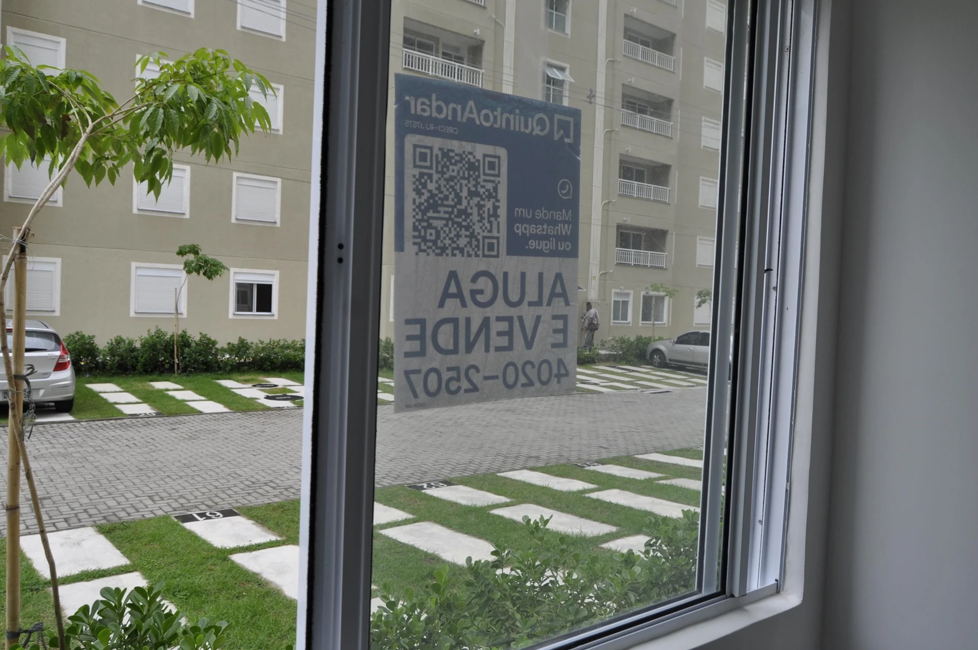 2-bedroom apartment in a building with a pool — photo 39