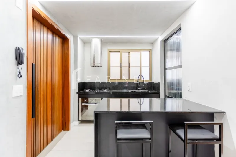Apartment with an open-plan kitchen and gas stove — photo 2