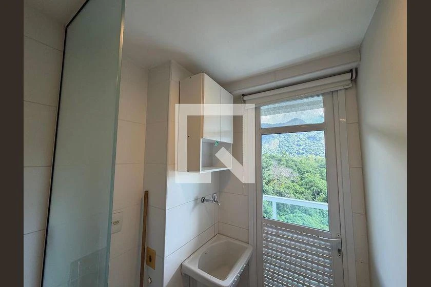 Furnished 2-bedroom apartment with an en-suite pair
