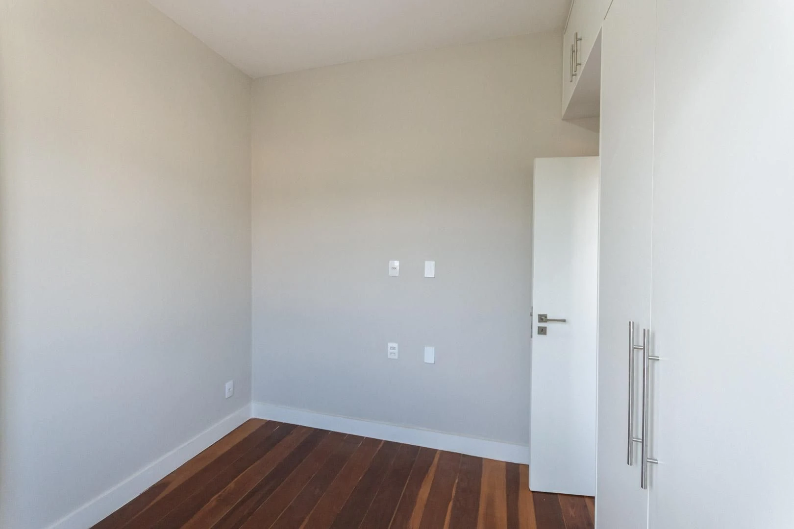 Wood or laminate floors in a 2-bedroom apartment, 64 m² — photo 35