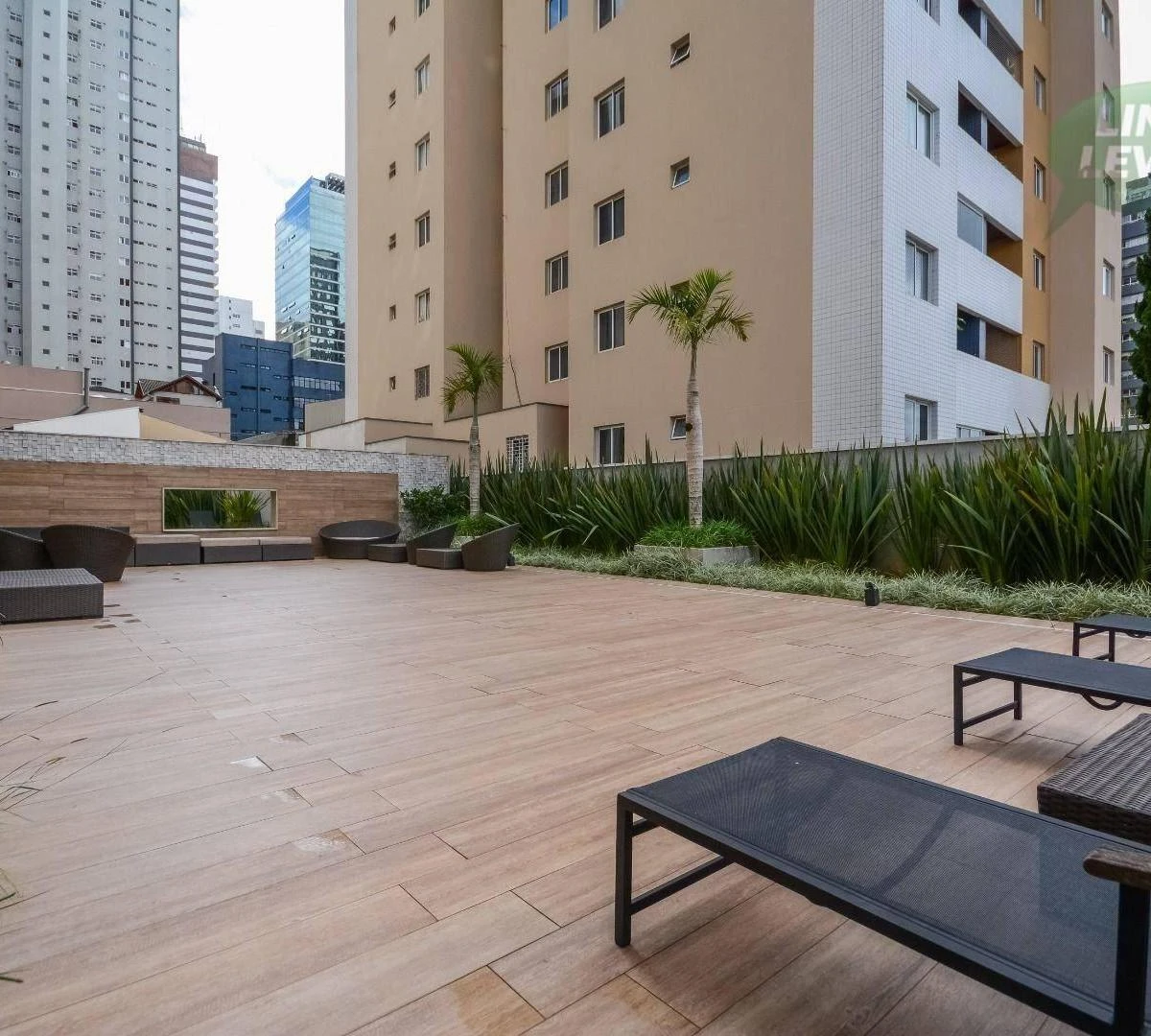 One-bedroom apartment in a building with a coworking space — photo 30