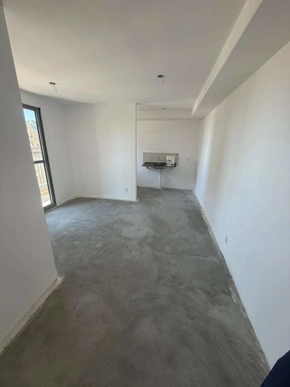 Невеликий безмеблевий апартамент з 3 кімнатами та басейном — photo 13