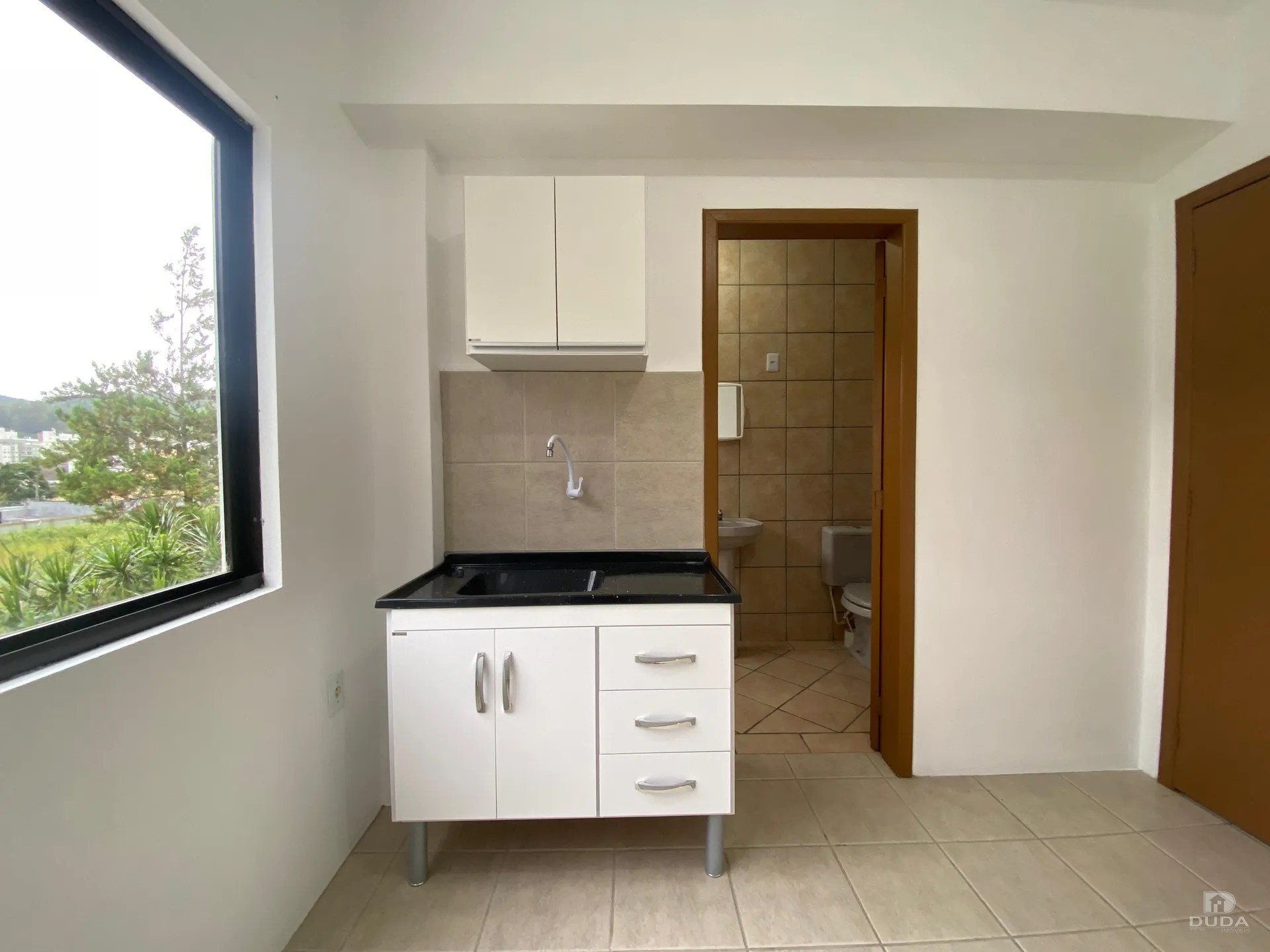 Studio apartment with built-in kitchen cabinets — photo 4