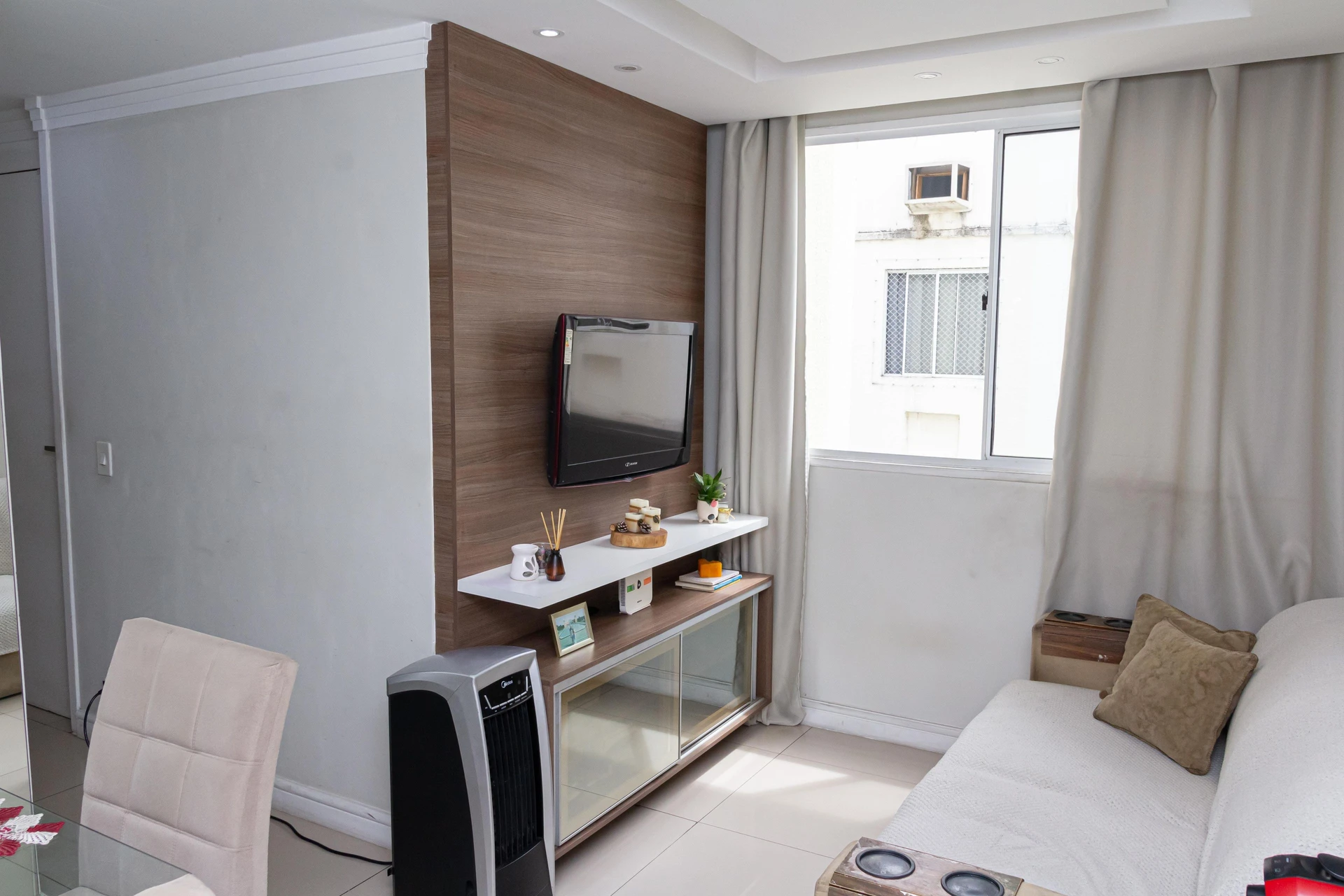 Apartamento mobiliado de 2 quartos em condomínio com piscina