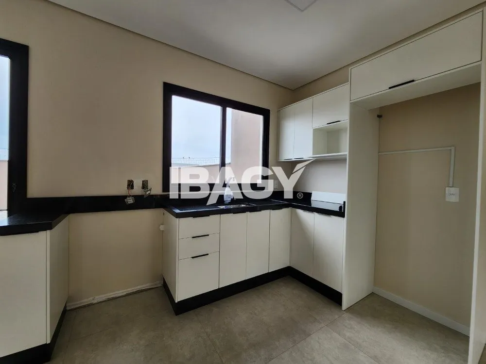 House with 3 bedrooms and an open-plan gas kitchen — photo 5