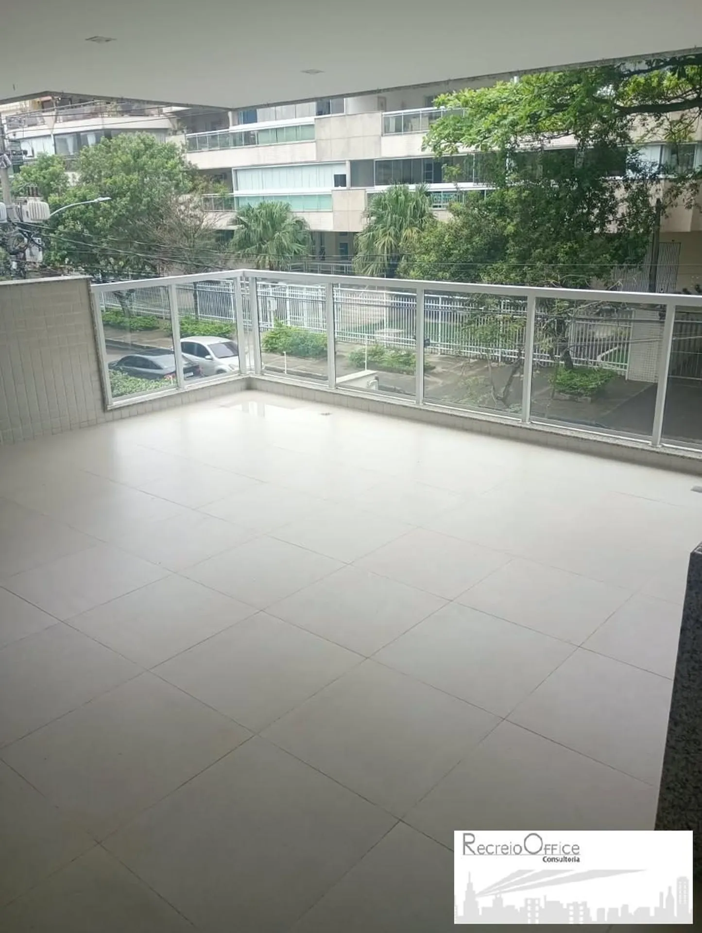 Balcony with a grill in a 3-bedroom apartment, 122 m² — photo 7