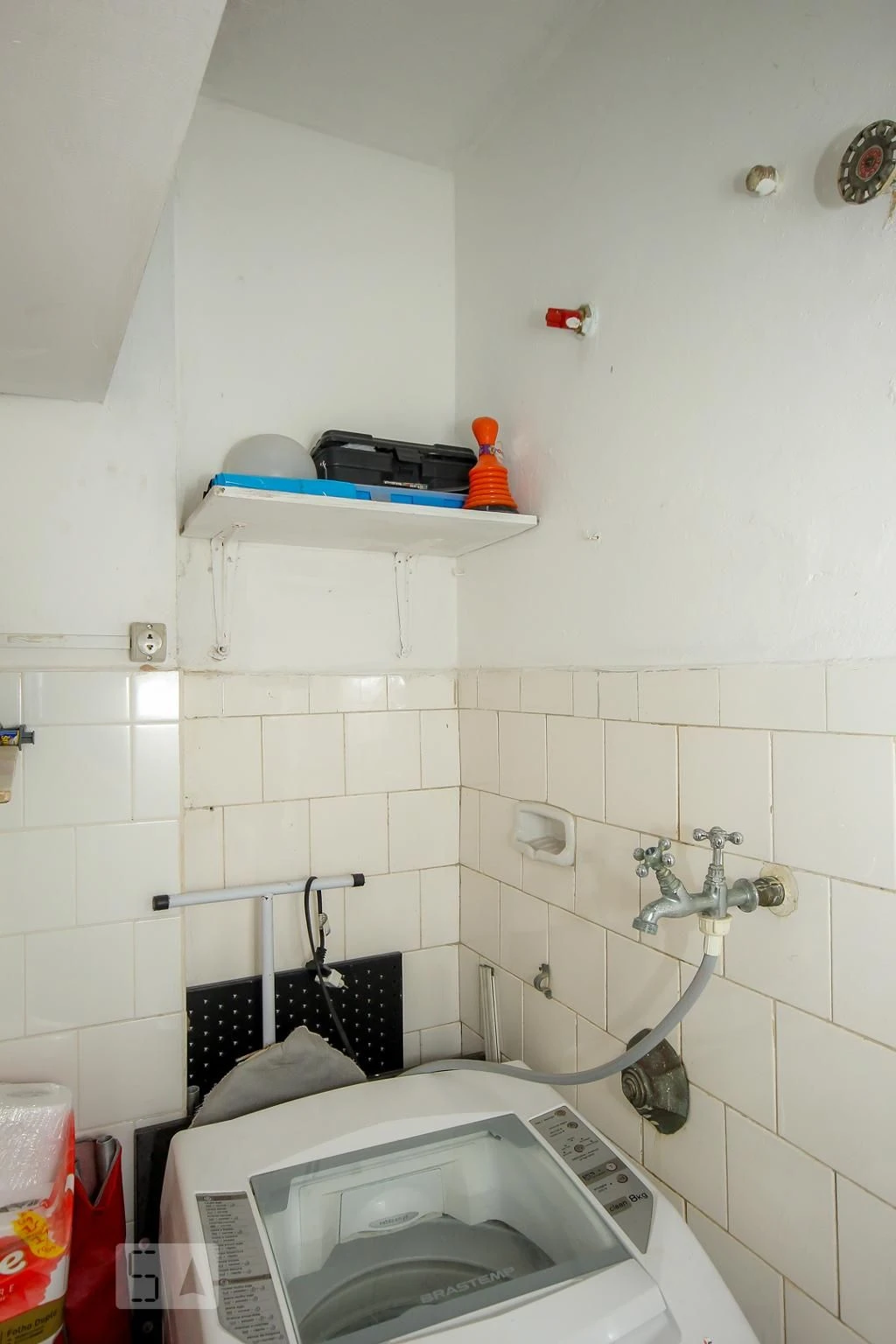 Furnished 2-bedroom apartment with laundry area — photo 15