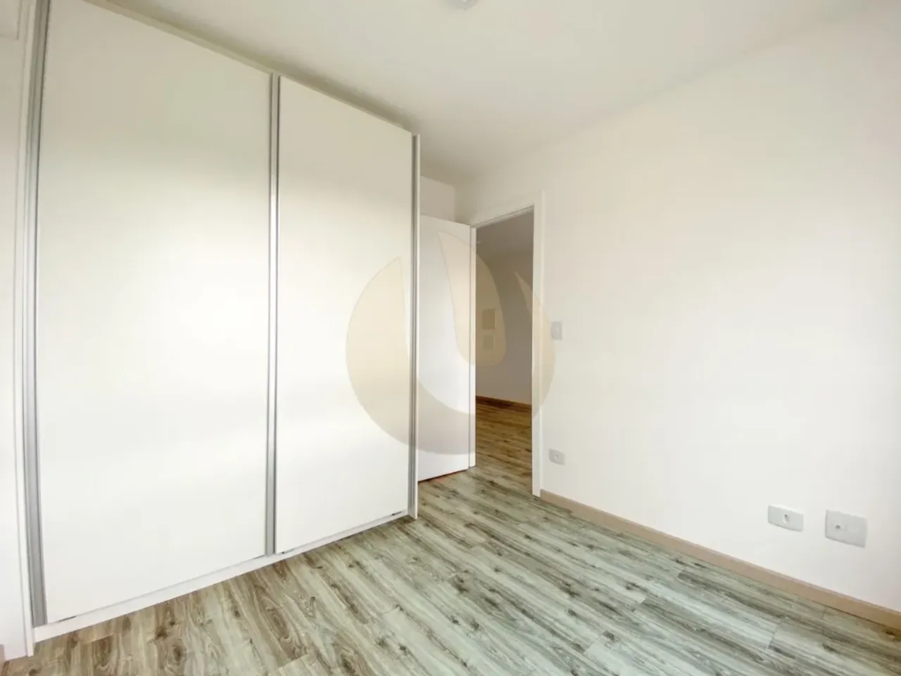 Unfurnished 1-bedroom apartment with open-plan kitchen — photo 15