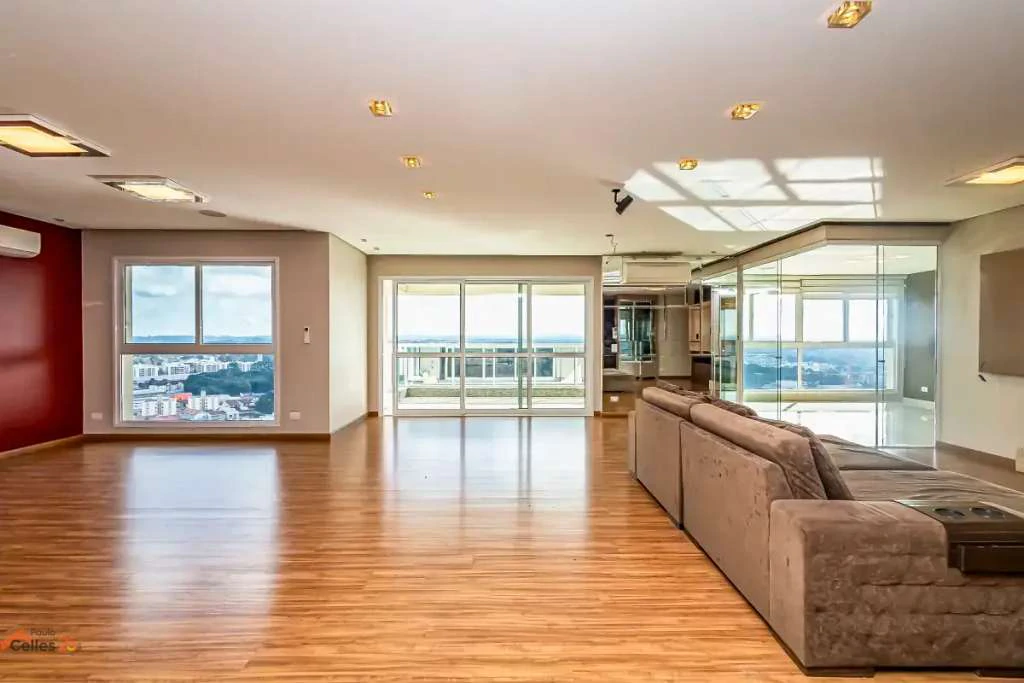 3 en-suite bedroom apartment with 4 parking spots