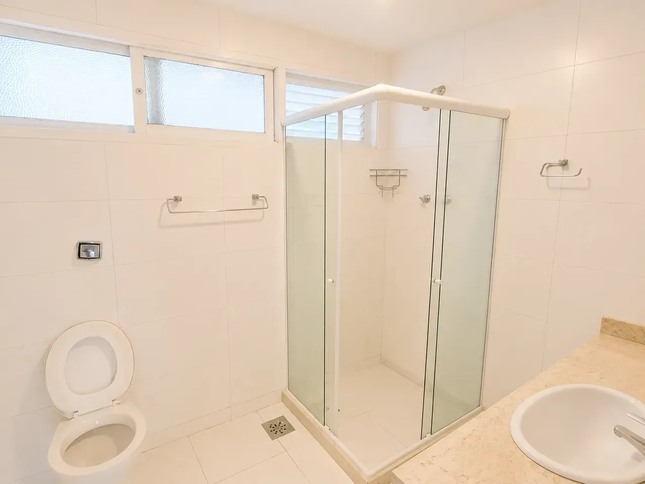 Unfurnished 150 m² apartment with 3 bedrooms and 4 bathrooms — photo 5