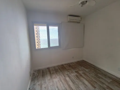 4-bedroom apartment with enclosed balcony — photo 12