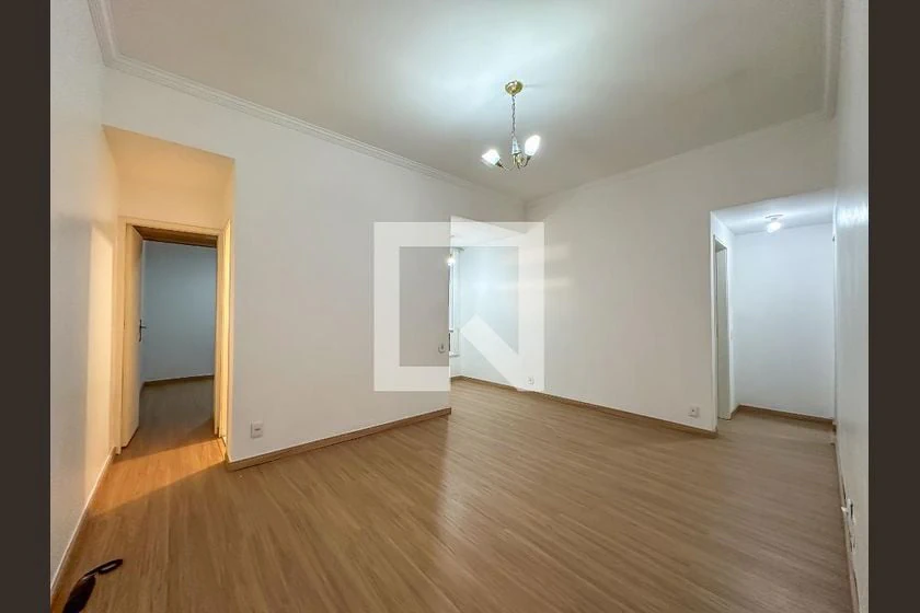 Apartamento de 2 quartos com piso de madeira ou laminado — photo 2