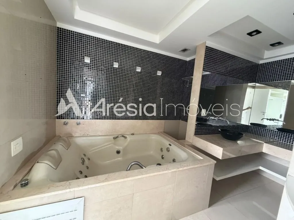 4-bedroom apartment in a building with a sauna — photo 36