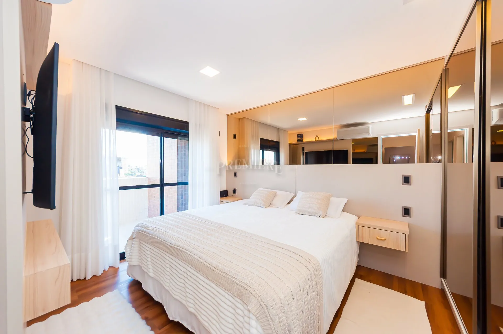 Furnished apartment, 151 m², with floor-to-ceiling windows — photo 3