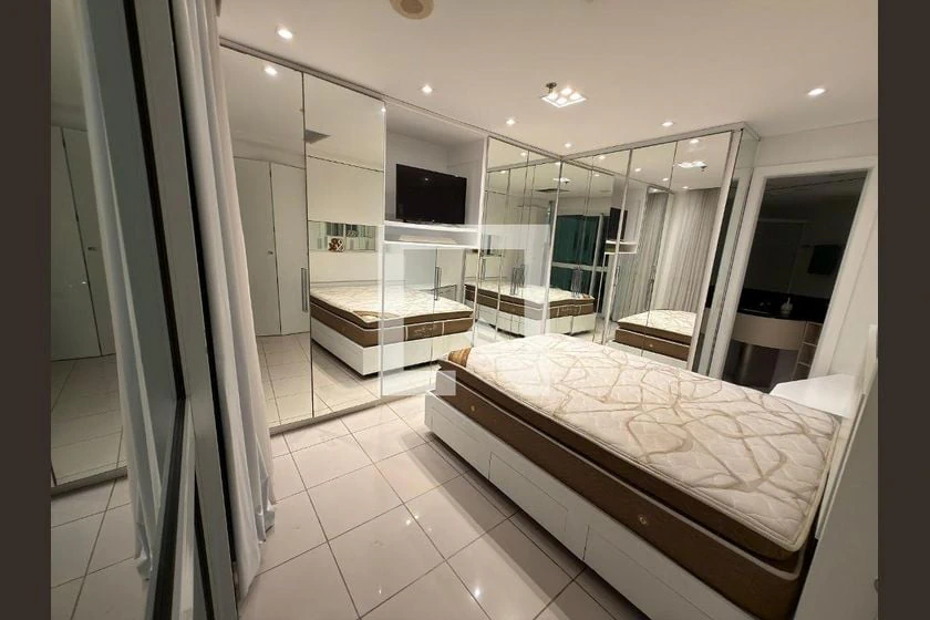 Apartamento mobiliado com cozinha americana e armários — photo 4