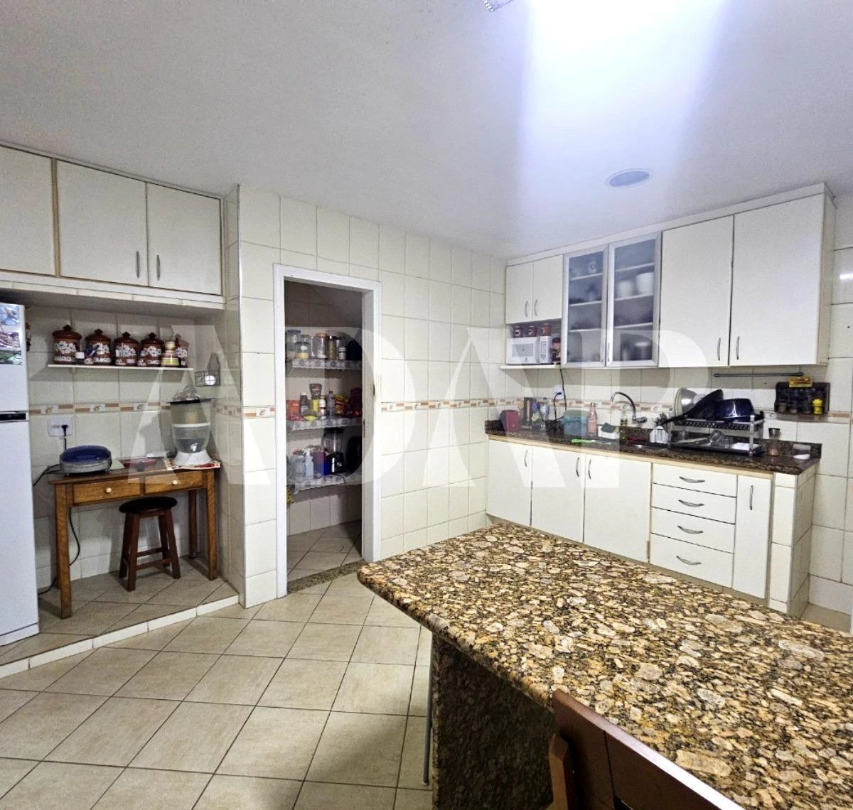 Unfurnished 254 m² house with a built-in balcony grill — photo 8
