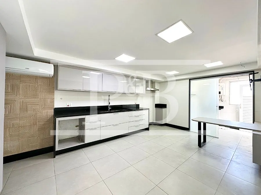 4-bedroom apartment with an enclosed glass balcony — photo 33