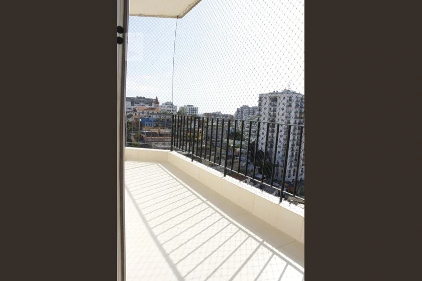 Apartment with 2 bathrooms, balcony and laundry area — photo 4