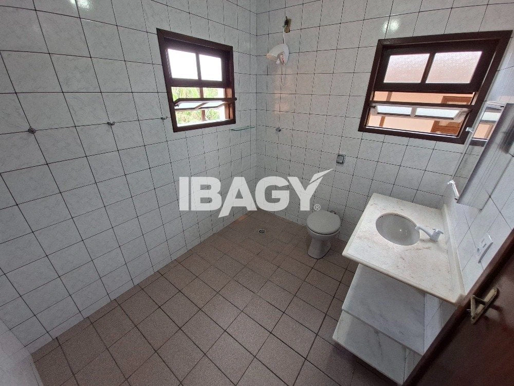 House with 3 bedrooms and a dedicated laundry area — photo 12