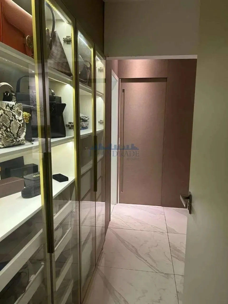 Furnished 250 m² apartment with 3 bedrooms and open kitchen — photo 7