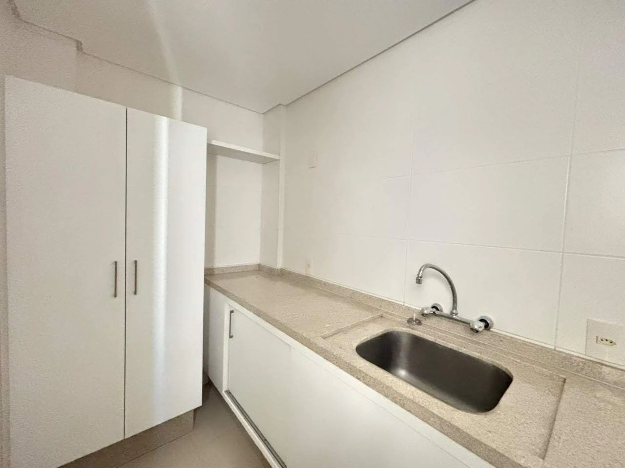 Glass-enclosed balcony in a 4-bedroom apartment, 127 m² — photo 25