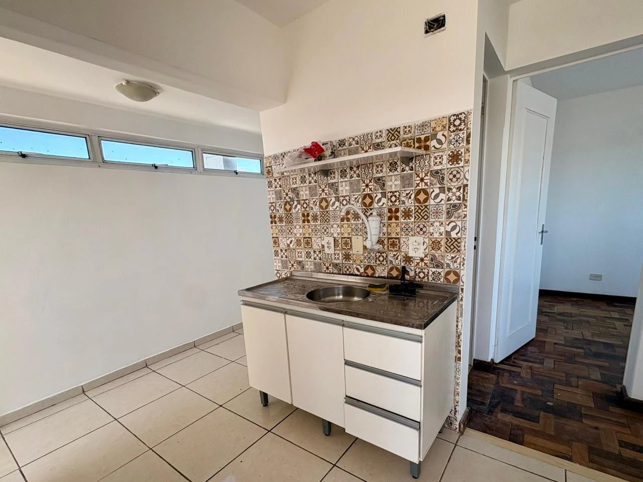 Wood or laminate floors in a 2-bedroom apartment, 86 m²