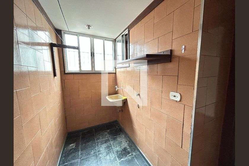 Casa para aluguel com 2 quartos e varanda, 65 m²