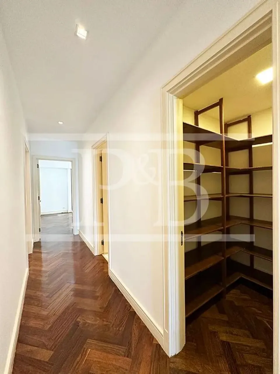 250 m² apartment with 4 bedrooms and a glassed-in balcony — photo 9