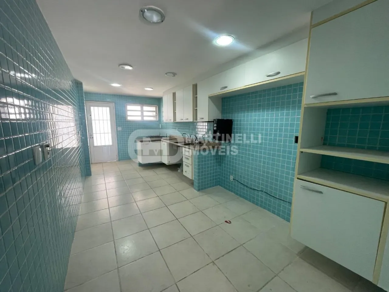 House with 4 bedrooms and 5 bathrooms and a separate kitchen — photo 2