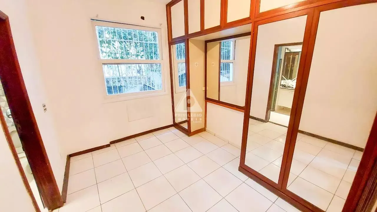 2-bedroom apartment with a walk-in closet — photo 3