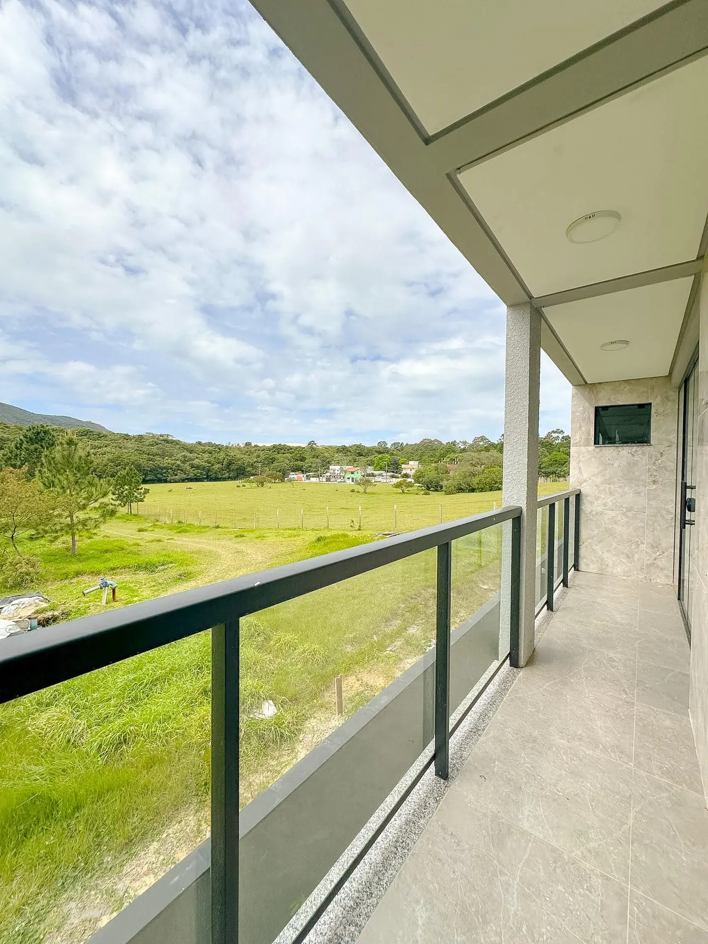 Floor-to-ceiling windows in a 3-bedroom house, 157 m² — photo 47