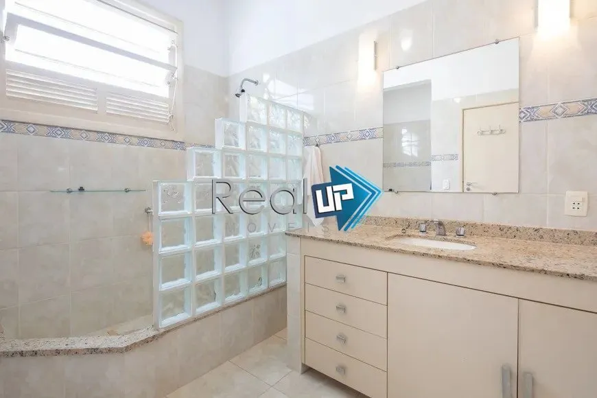 Penthouse with a glassed-in balcony and 4 bedrooms — photo 25