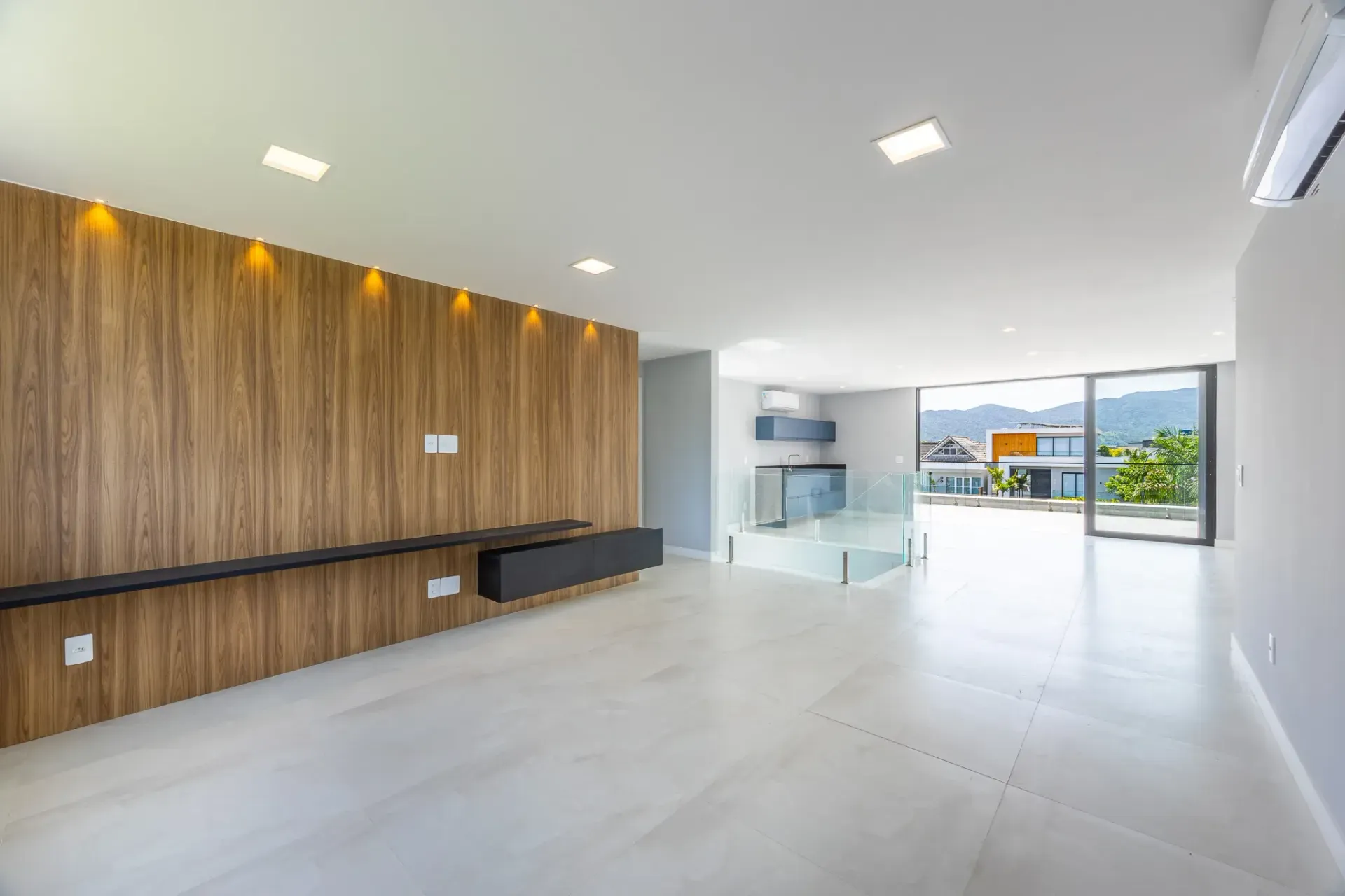 Furnished house with 5 suites and floor-to-ceiling windows — photo 26