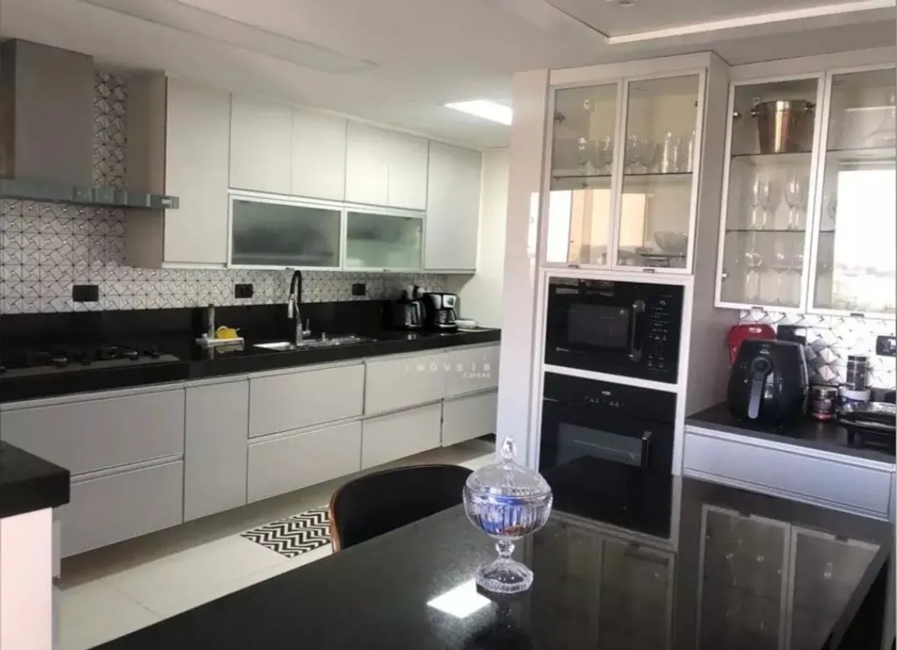 Apartamento de 4 quartos com janelas do piso ao teto