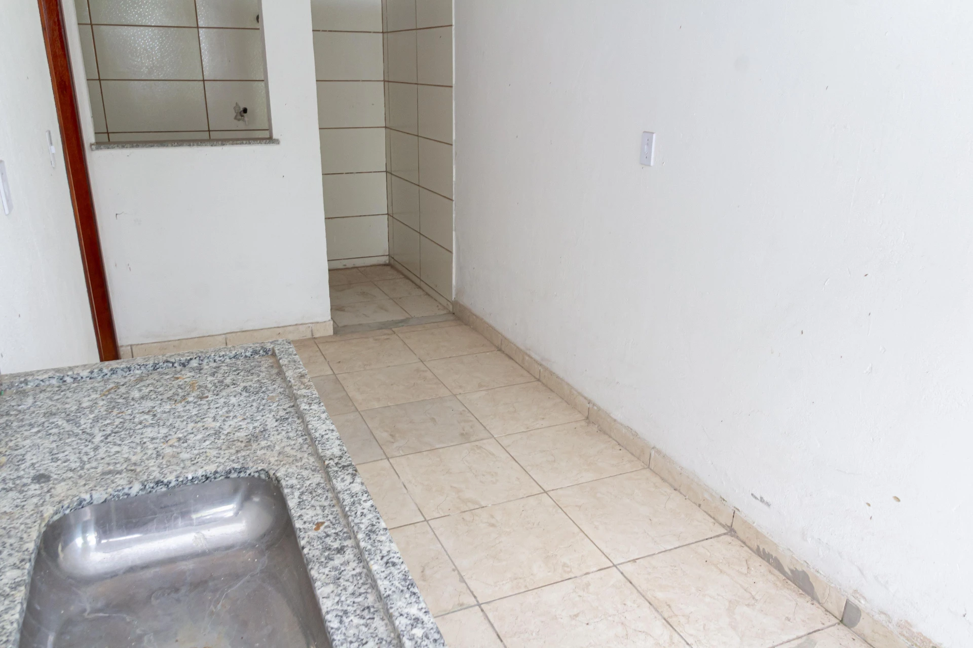 Unfurnished studio rental with private garden and 1 suite — photo 15
