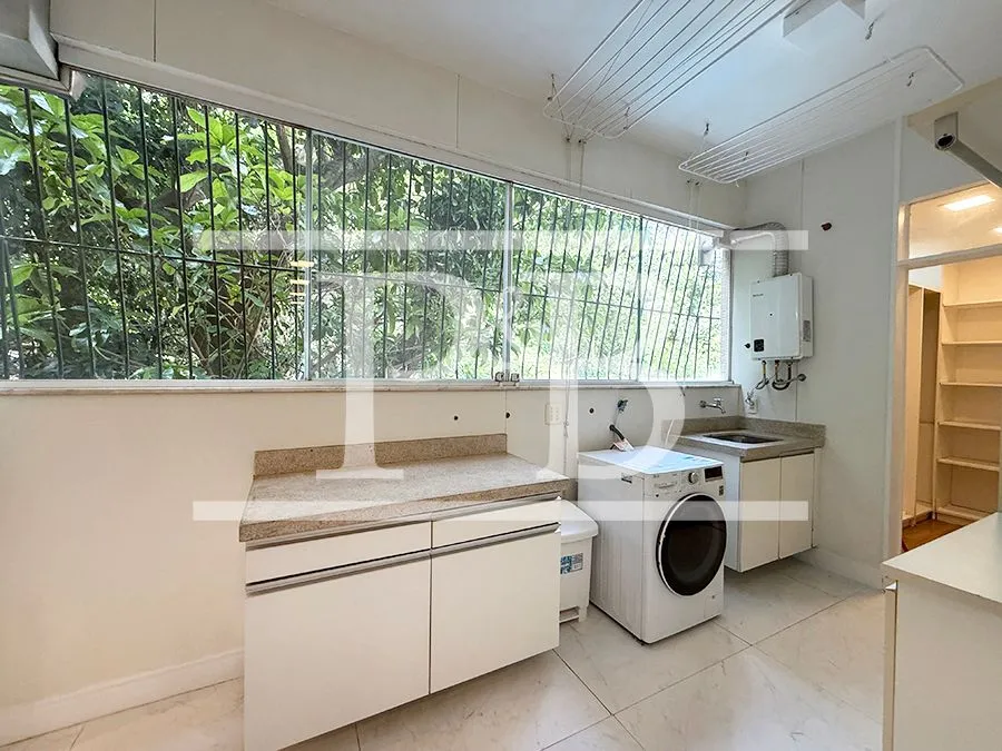Furnished apartment, 230 m², with a bathtub — photo 37