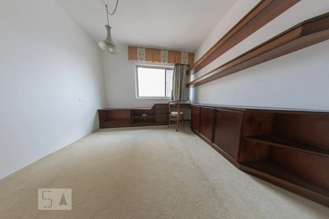 4-bedroom apartment with a walk-in closet — photo 60