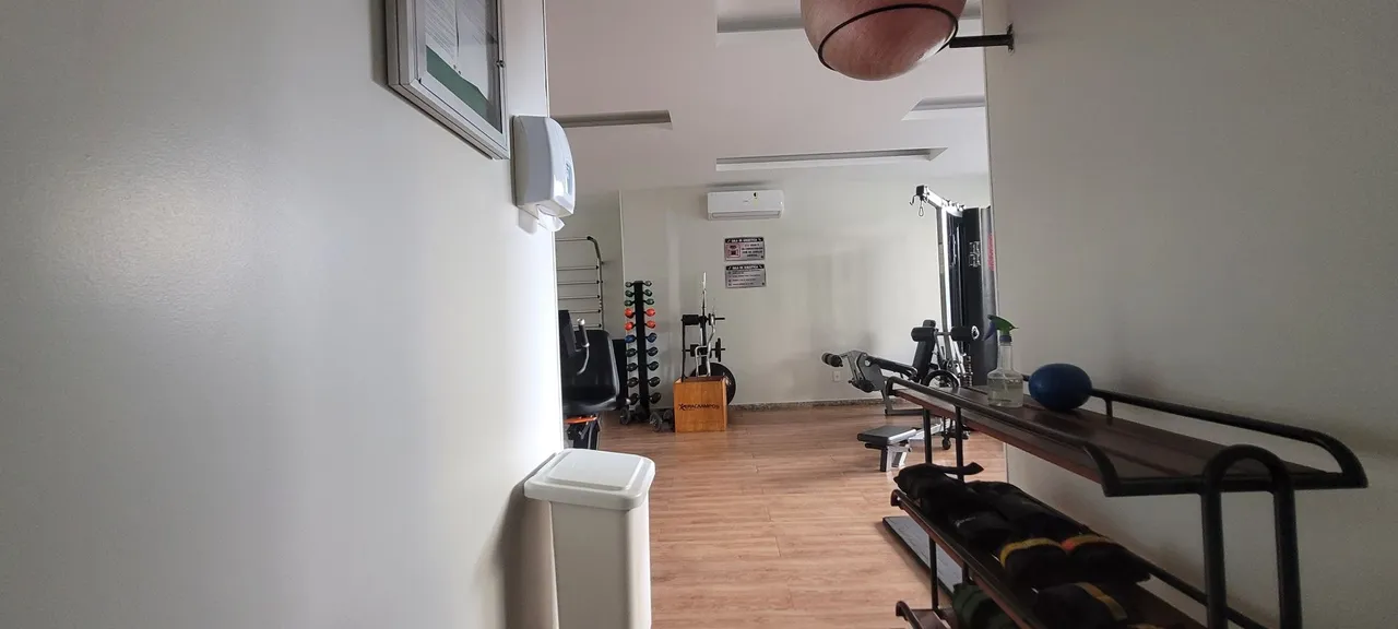 One-bedroom apartment in a building with a gym — photo 13