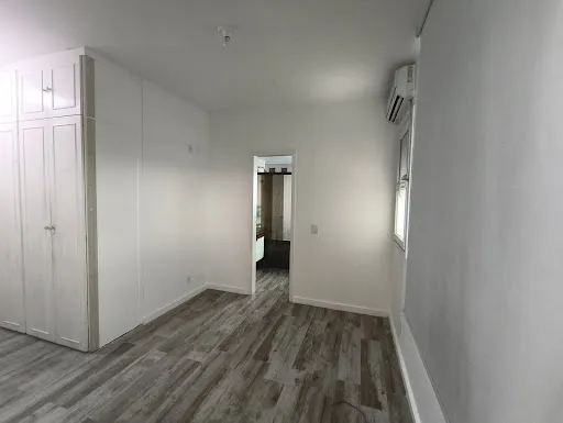 4-bedroom apartment with enclosed balcony — photo 26