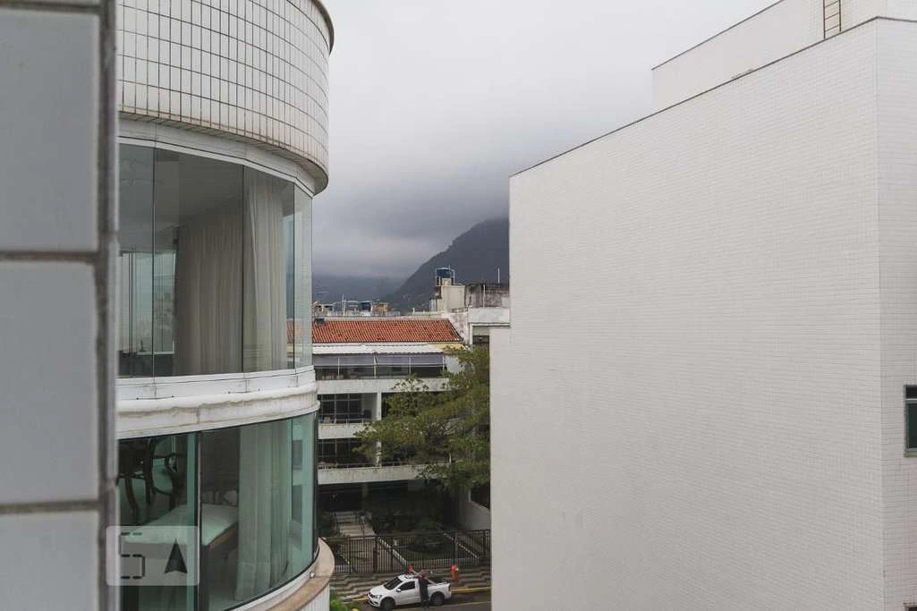 Rental apartment with 2 bedrooms and a glass balcony — photo 3
