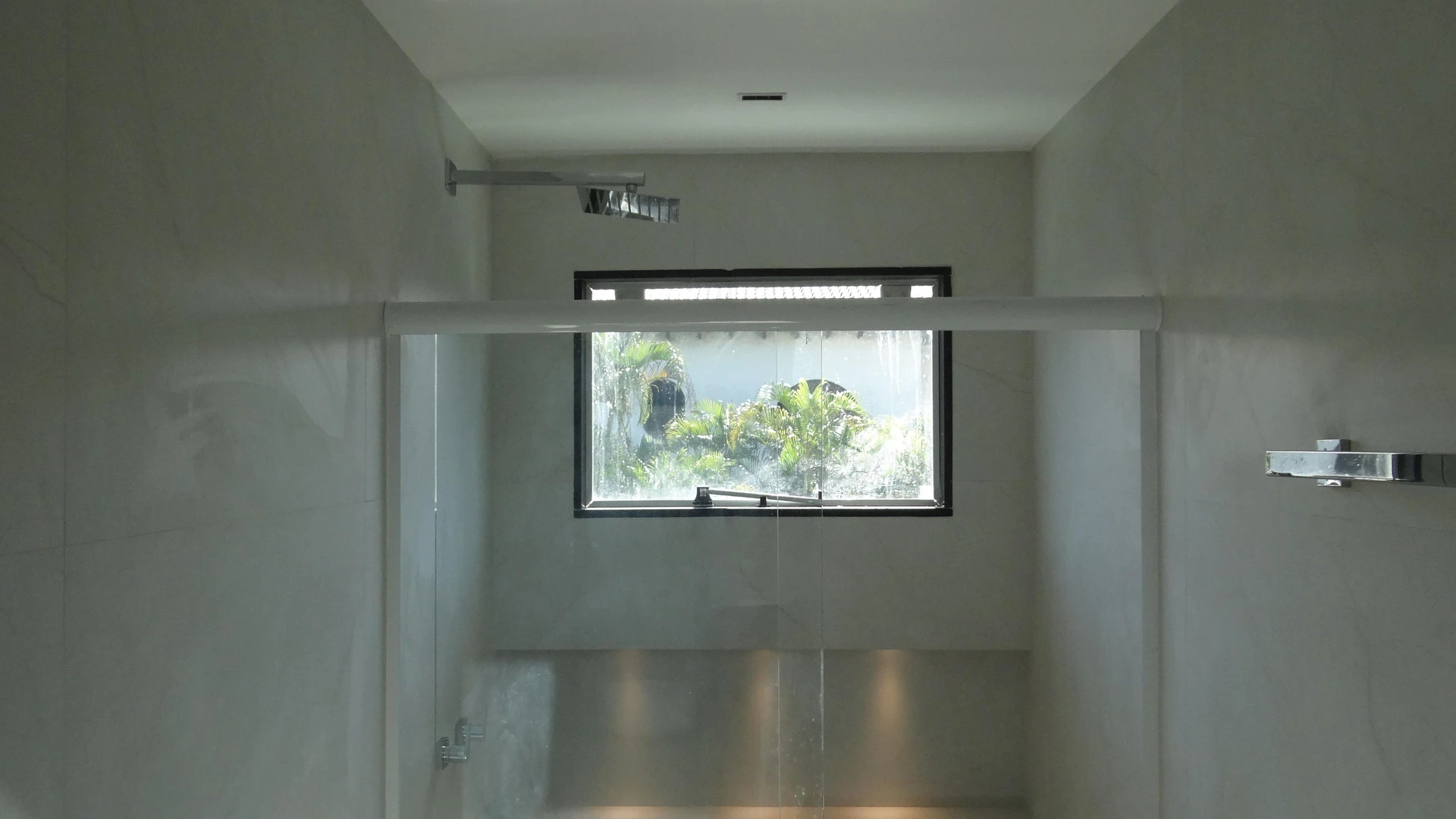 Casa de 384 m² com janelas do piso ao teto e varanda gourmet — photo 37