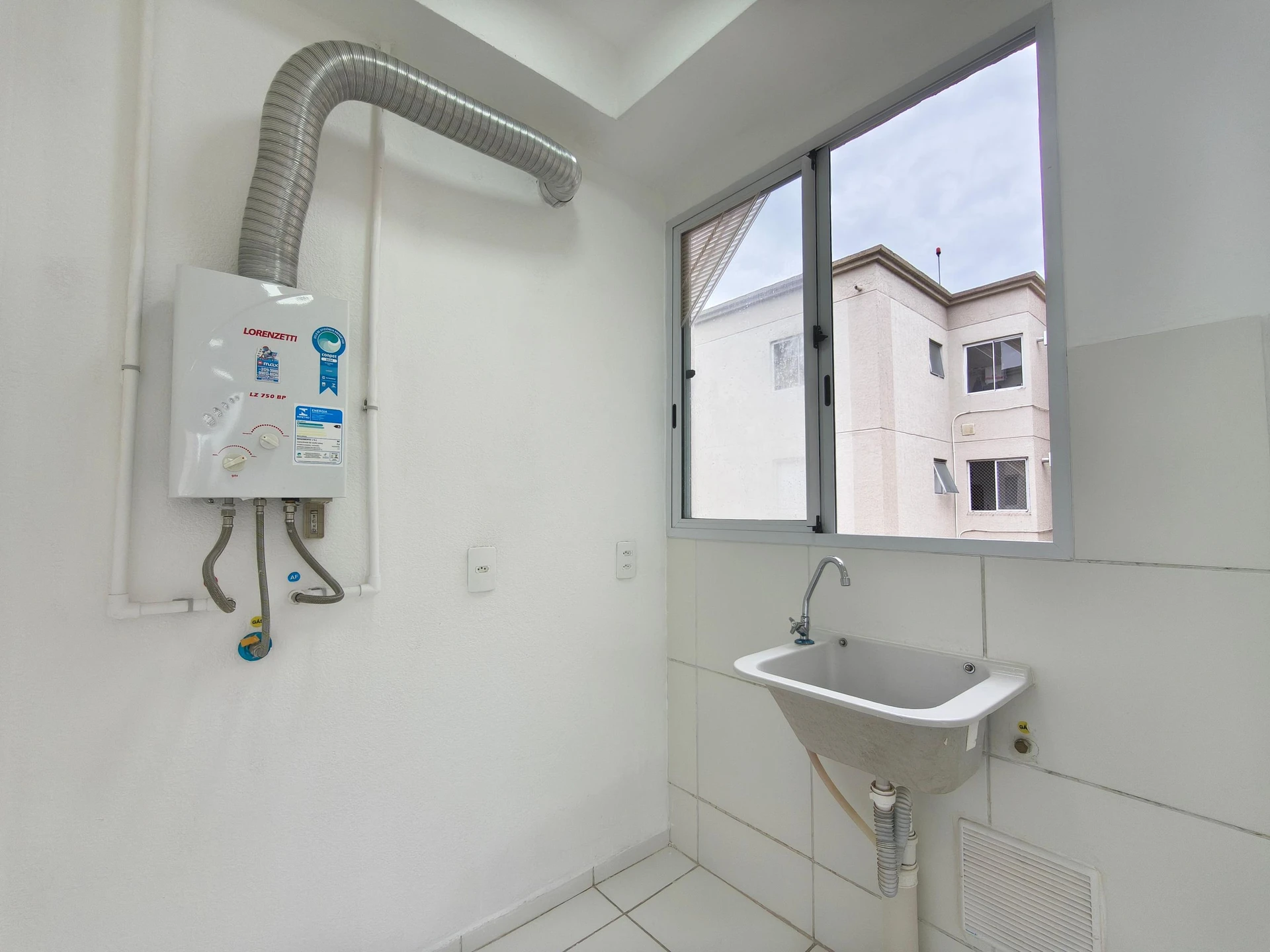 Unfurnished 2-bedroom apartment with 1 parking space — photo 3