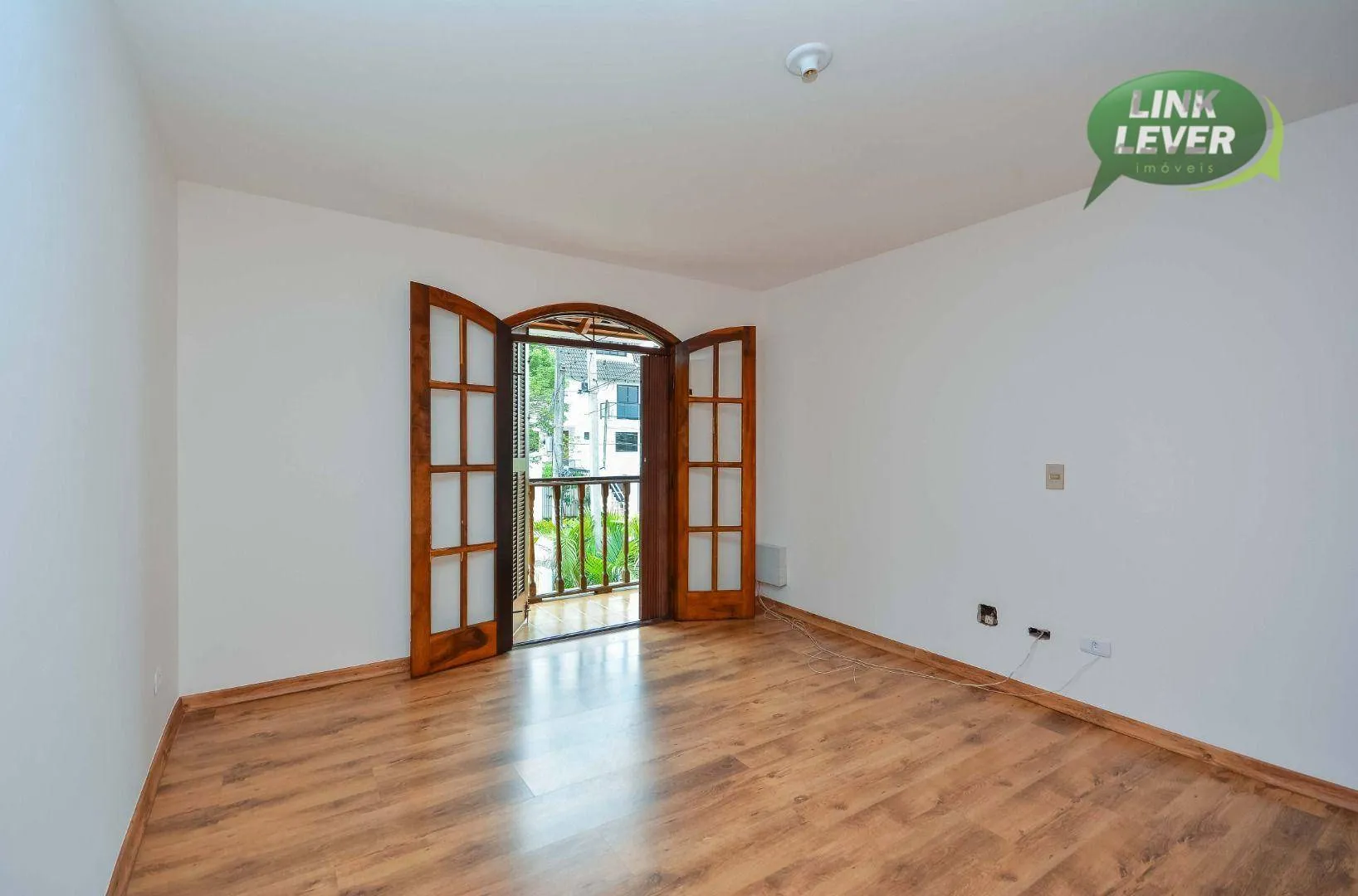164 m² house with a fireplace and a grill on the balcony — photo 4